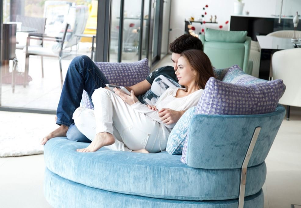 Como Sentarse En El Sillón Con La Pareja Dice Mucho De La Relación 